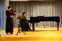 Выступают преподаватели Т.Кобзина (скрипка) и А.Сладковская (фортепиано)